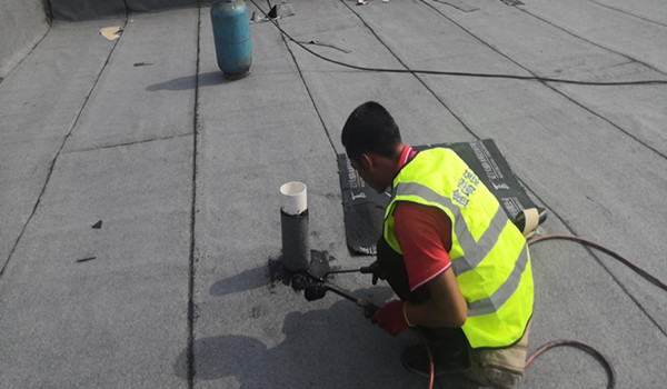 大连屋面防水补漏新方法 屋顶漏水下来,有什么办法可以补漏？