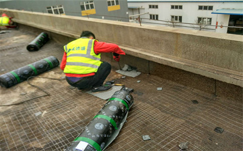 分析一下屋顶反复漏水的原因，如何做防水能彻底
