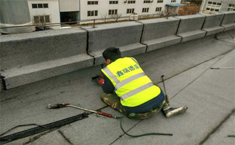 屋顶漏水如何彻底维修，大连防水来支招